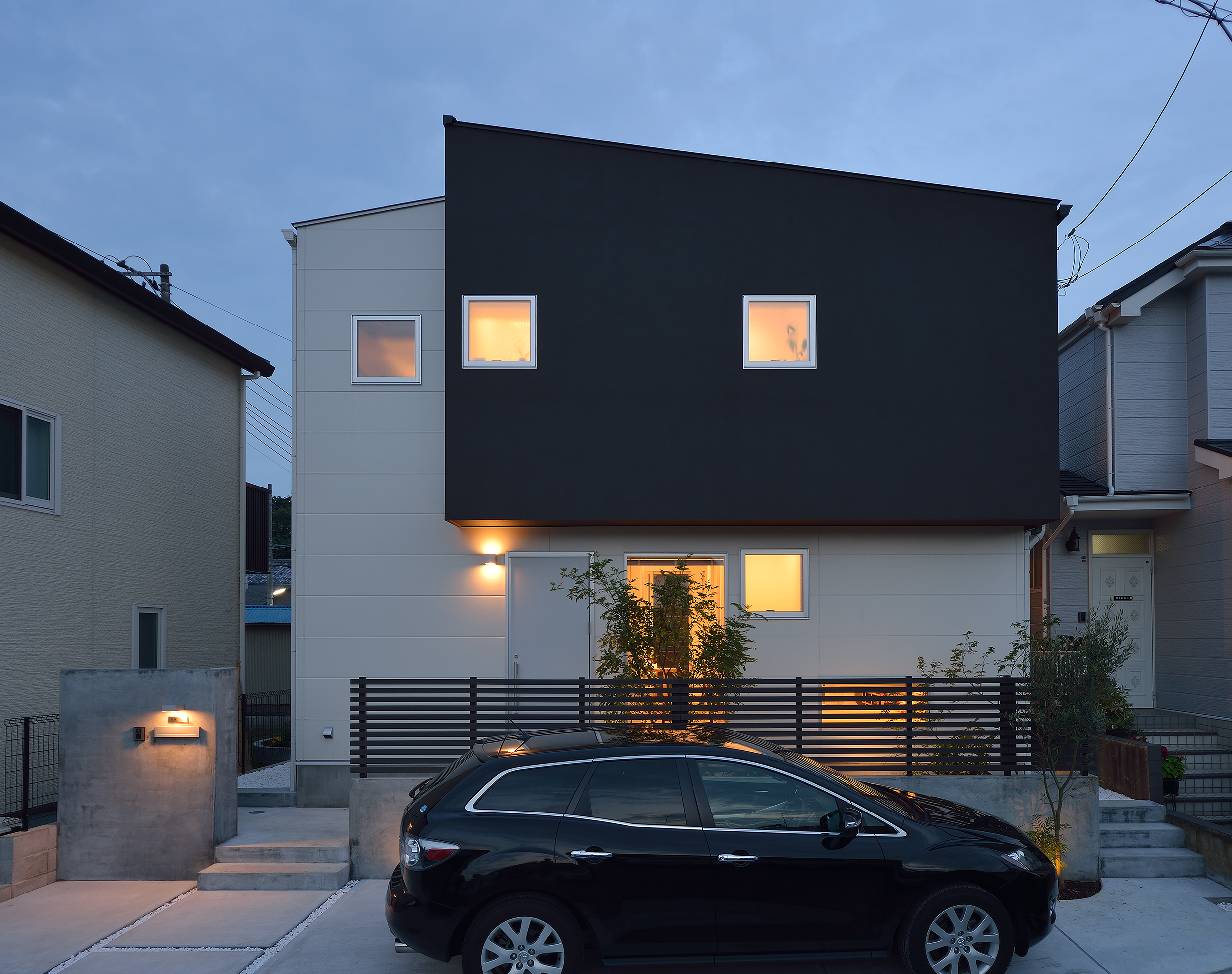 計算しつくされた芸術的な配置の小窓