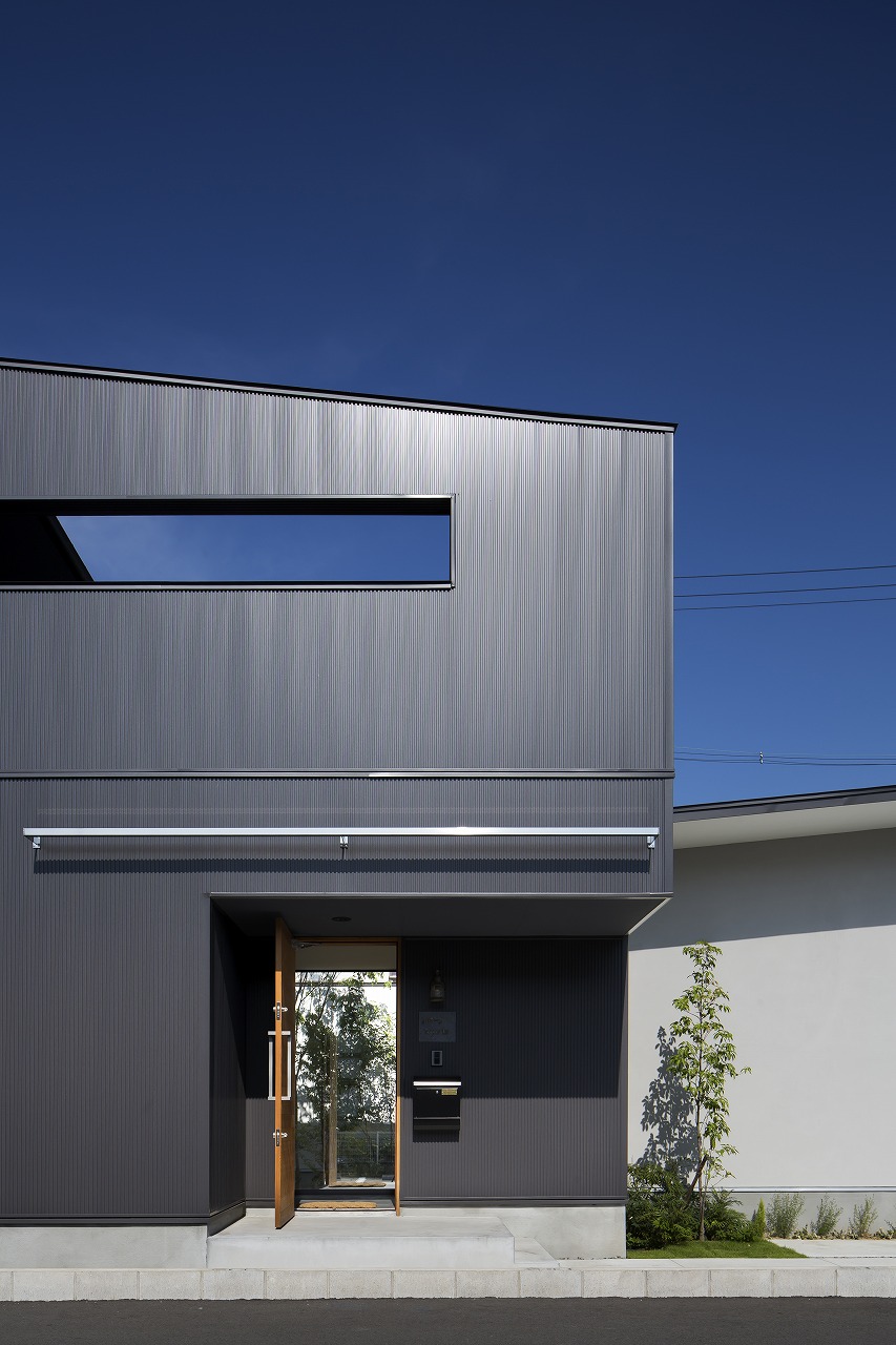 黒い金属サイディングを使用した住居のファサード