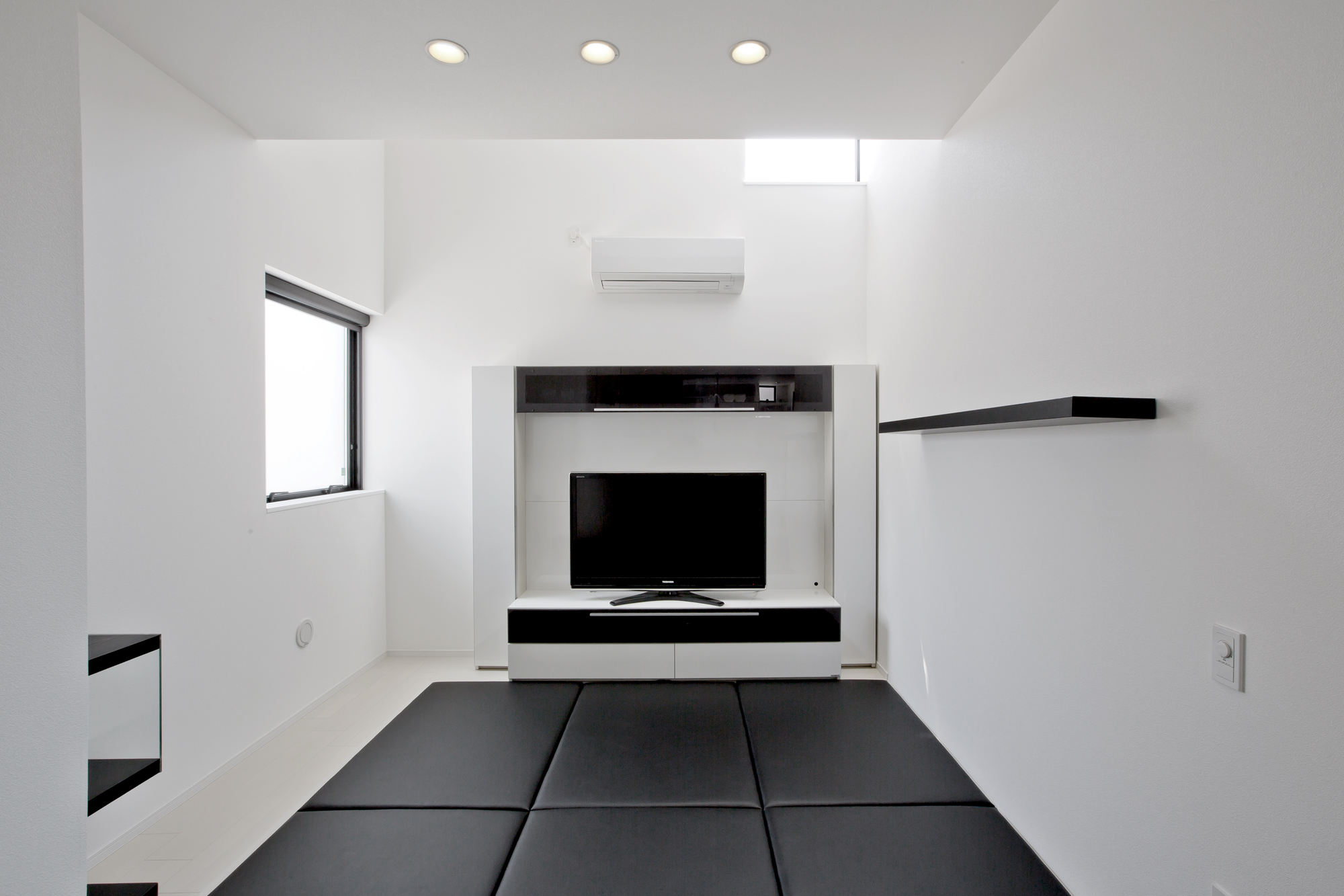 ソファを外すと、クッションがそのまま床になるリビング