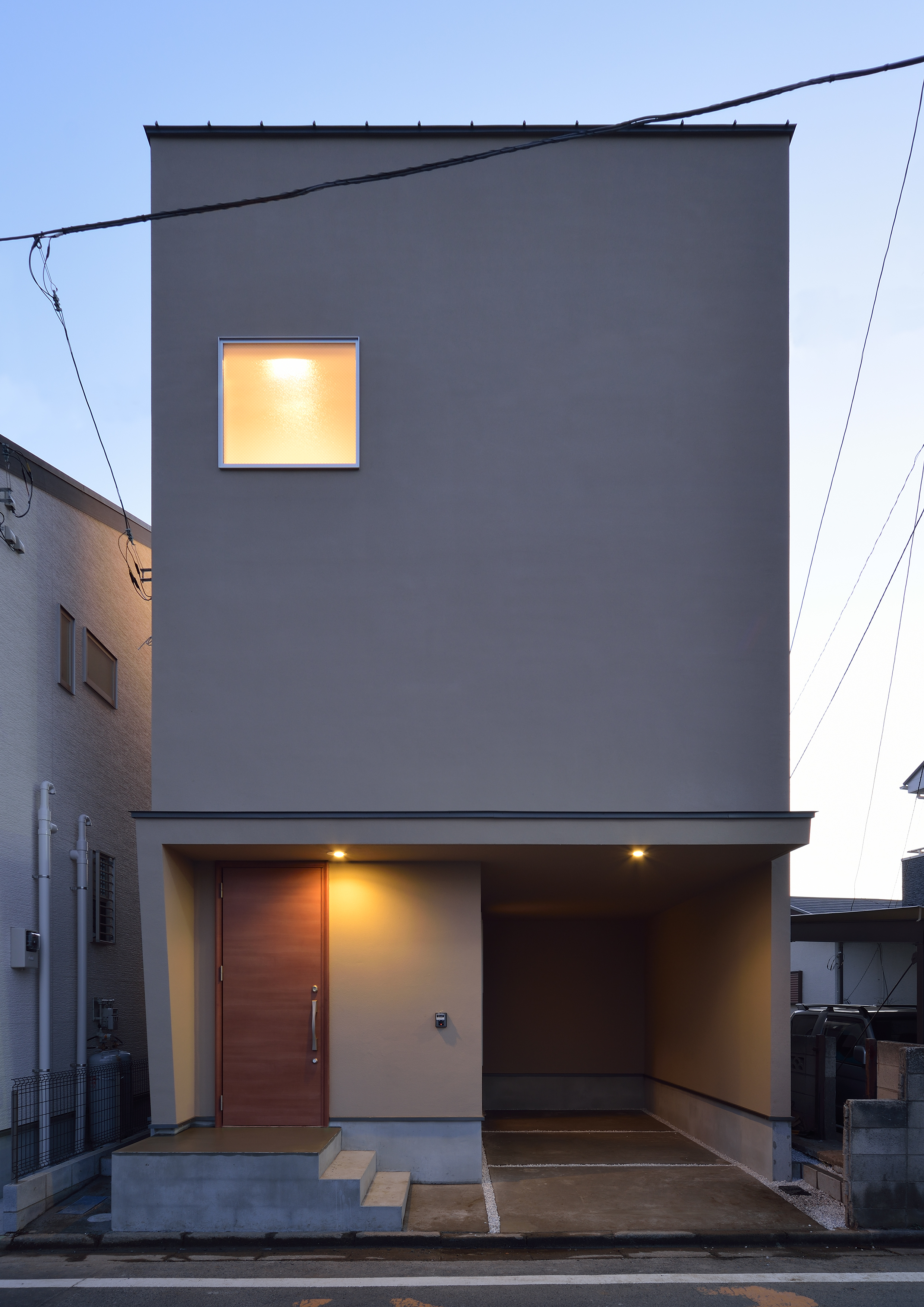 この家で始まる家族の風景が見えてきそうな外観