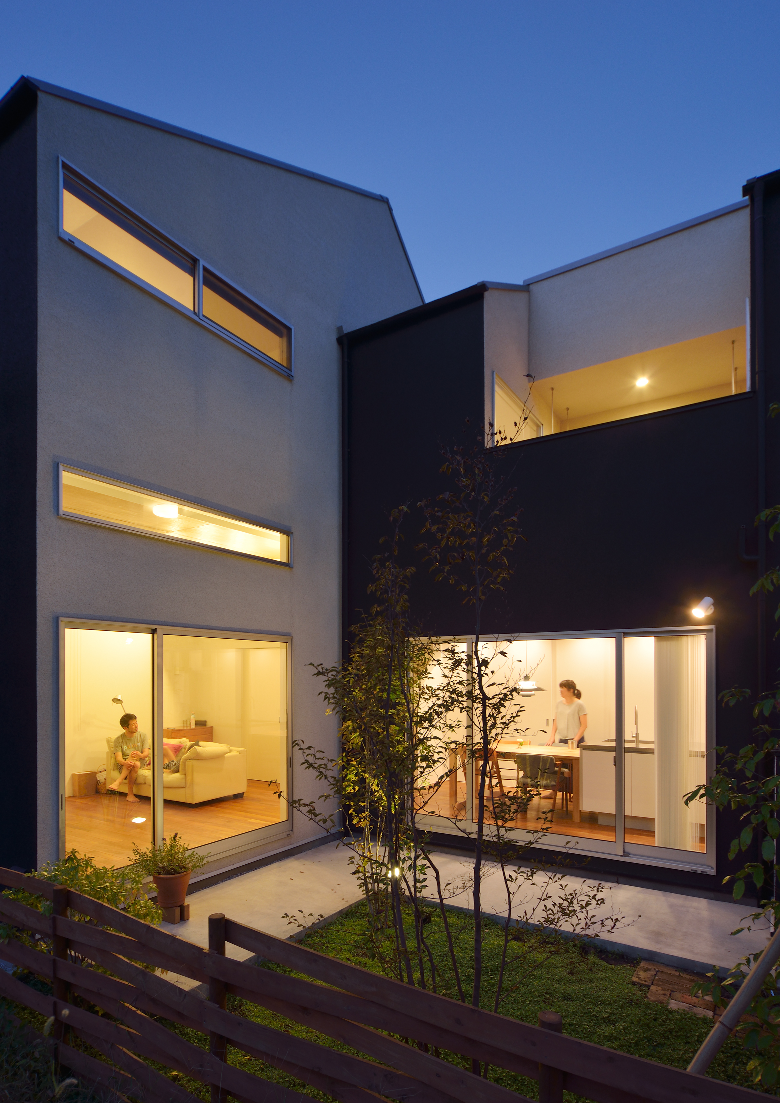 夜空に美しいラインで光る、統一感ある窓からの光