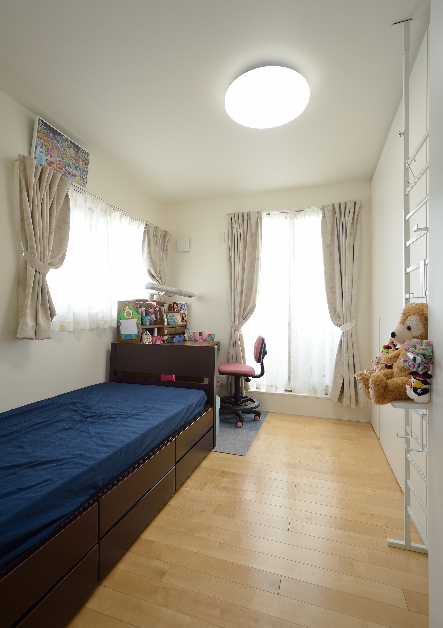 2面からの採光が明るさを増す子供部屋