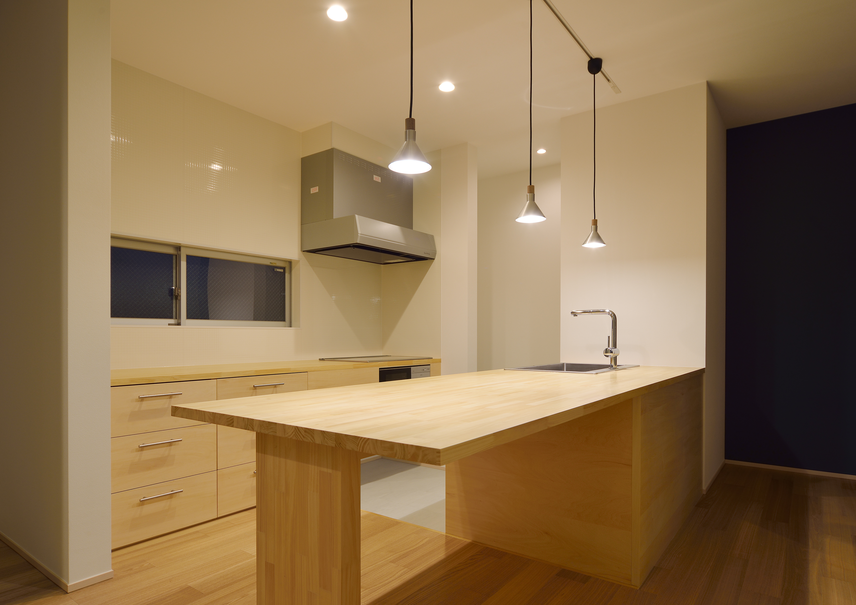 コストパフォーマンスのよい集成材がデザインの一部となっているキッチン＋ダイニングテーブル