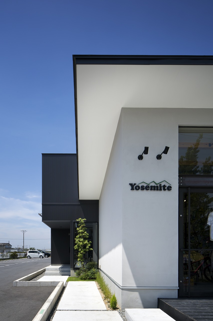 アトリエから住居側玄関までのアプローチが美しい軒