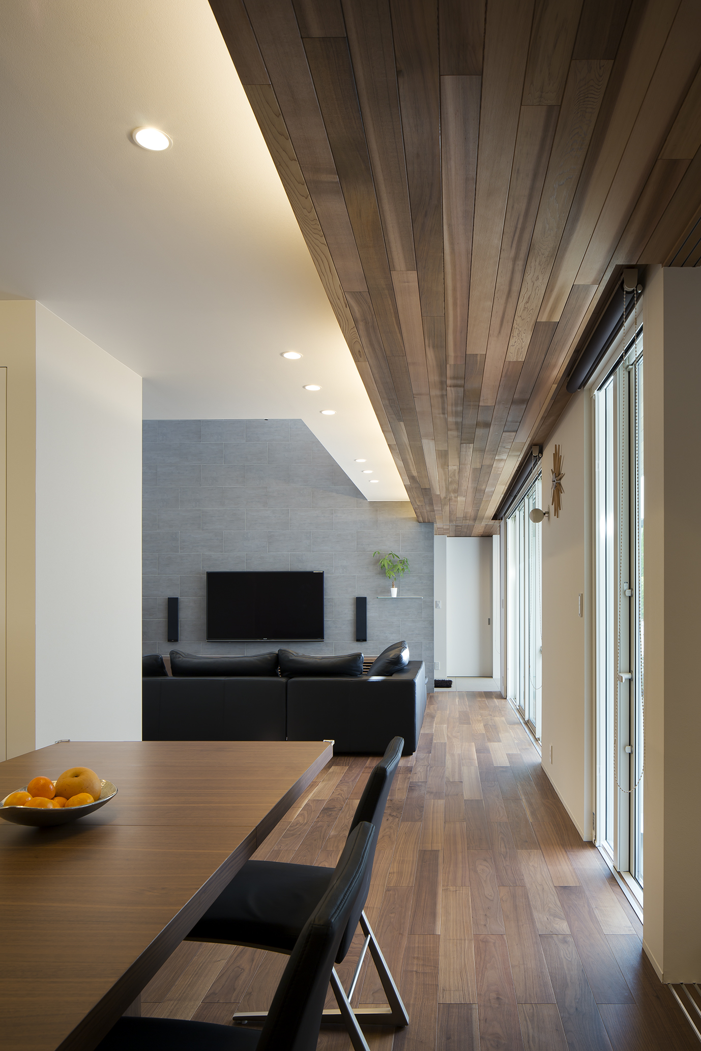 中庭へとつながる印象的な板張りの天井