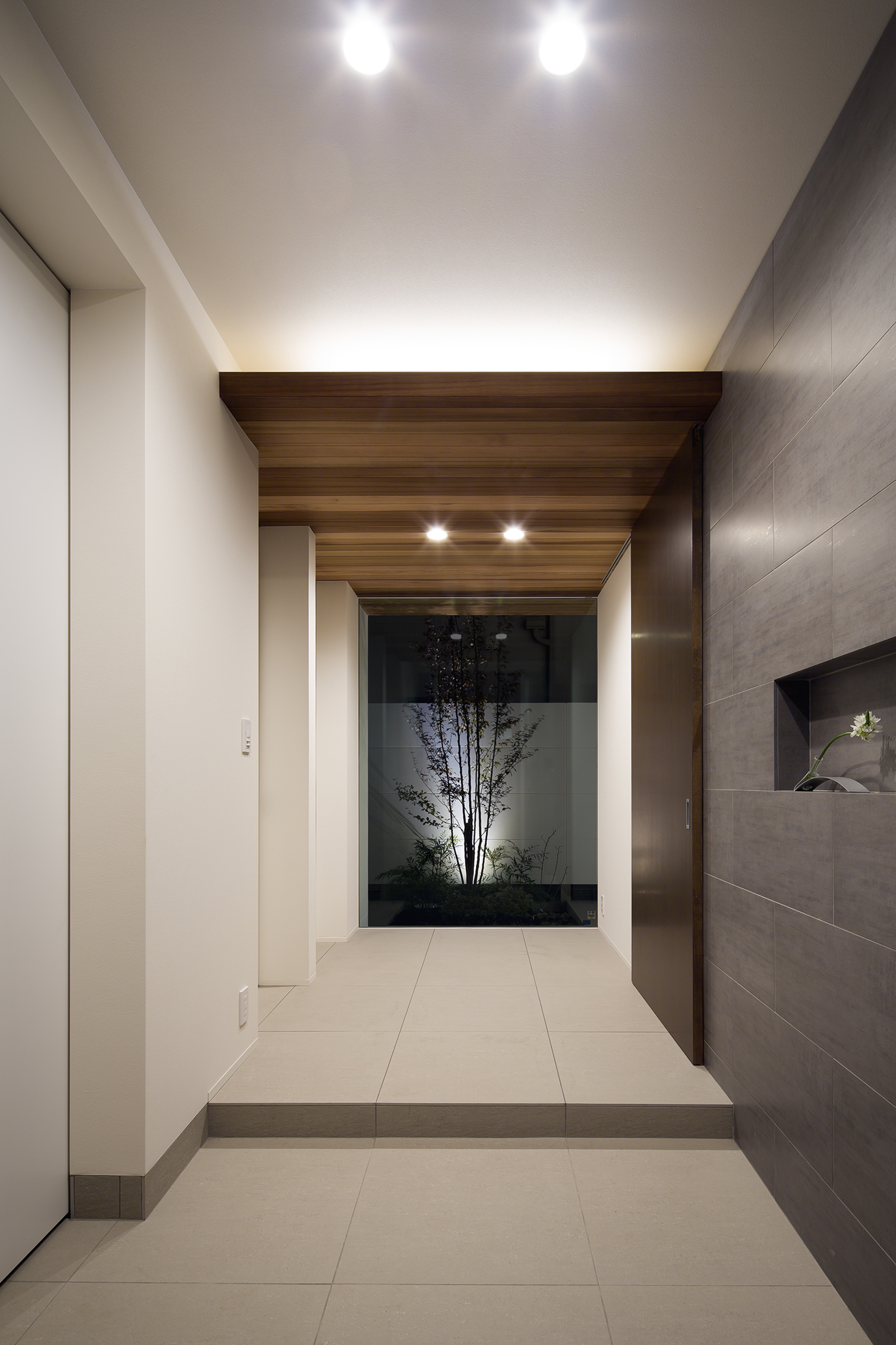 正面のフックス窓が、一枚の絵のような芸術的な夜の玄関