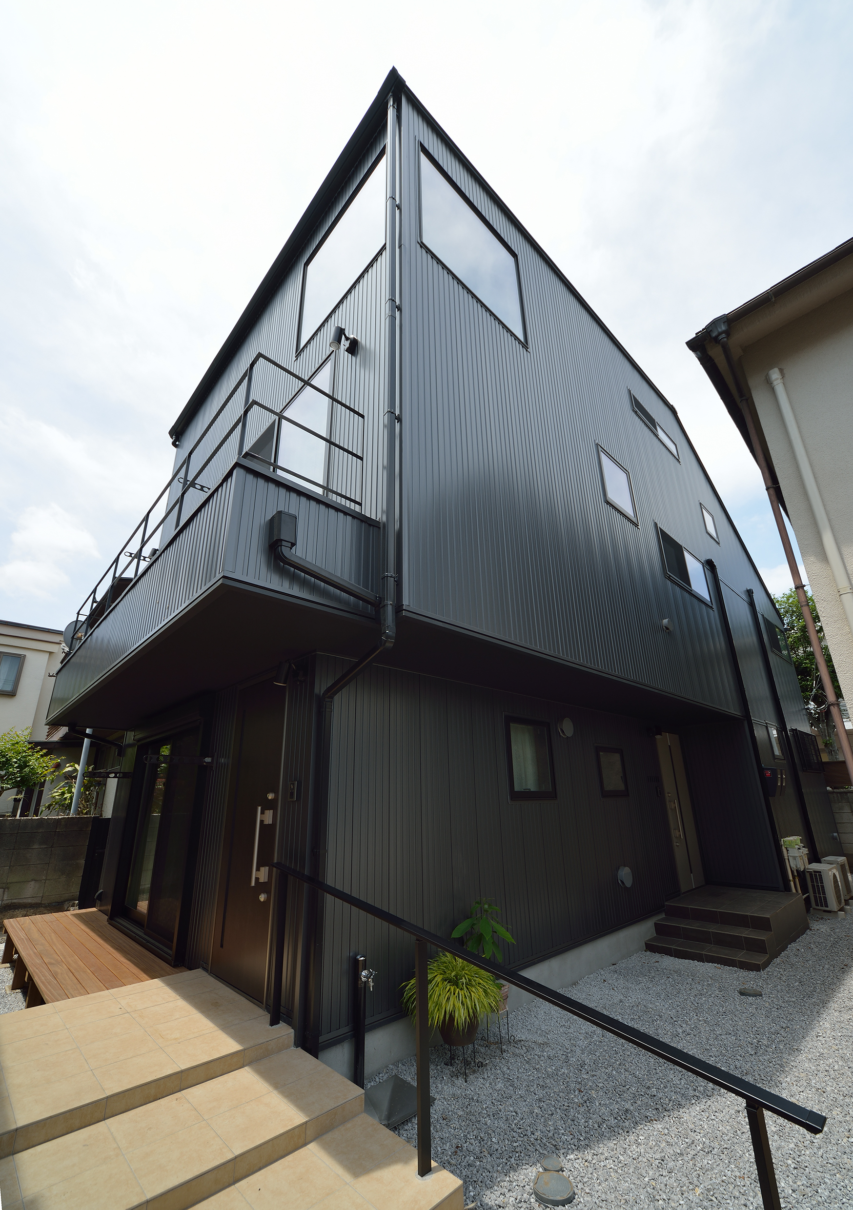 黒を基調にシャープで飽きのこない外観