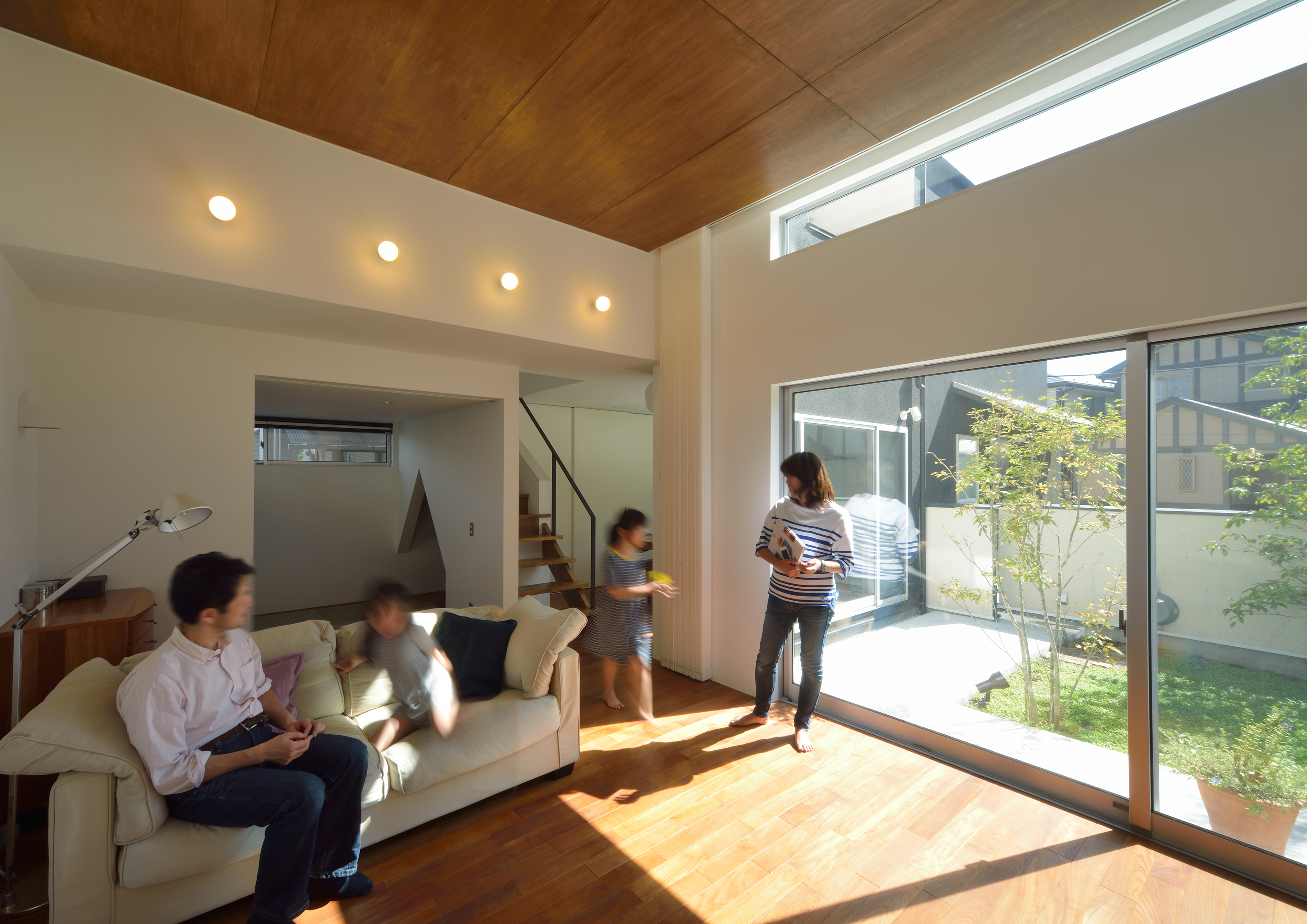 開口部を広くとり、中庭からの光を全面に取り入れたリビング