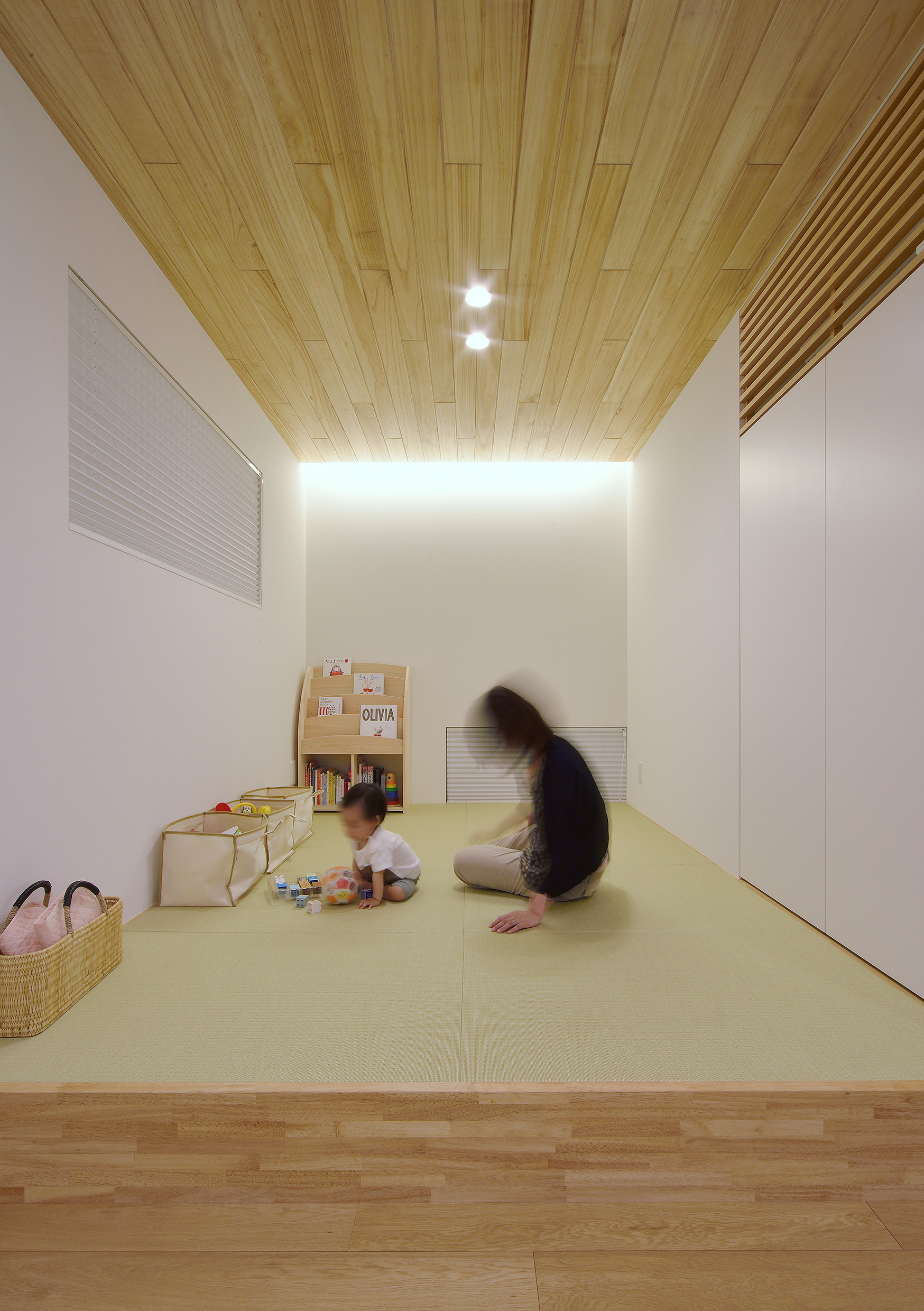シンプルナチュラルな空間に縁のない畳を使用した和室 Fevecasa フェブカーサ