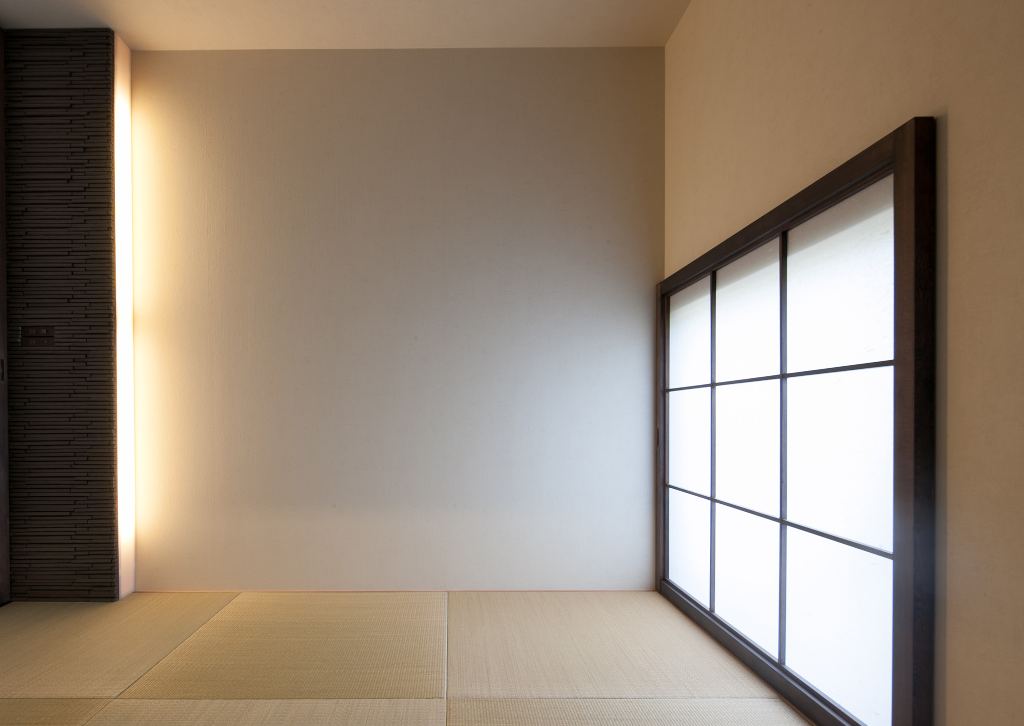 瞑想できそうな侘び寂びを感じる和室の空間