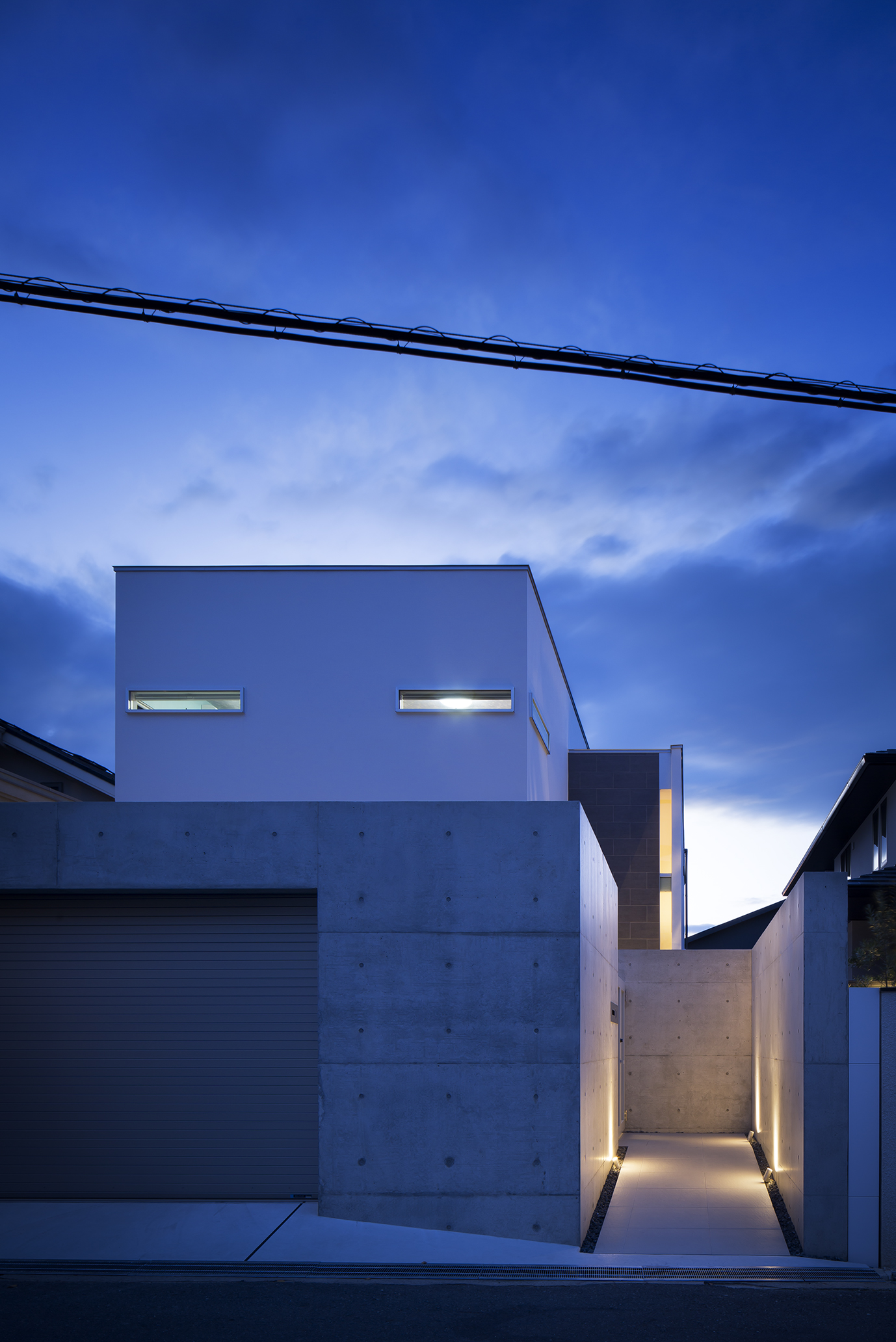 夜空とともに静寂な空間に変化する外観