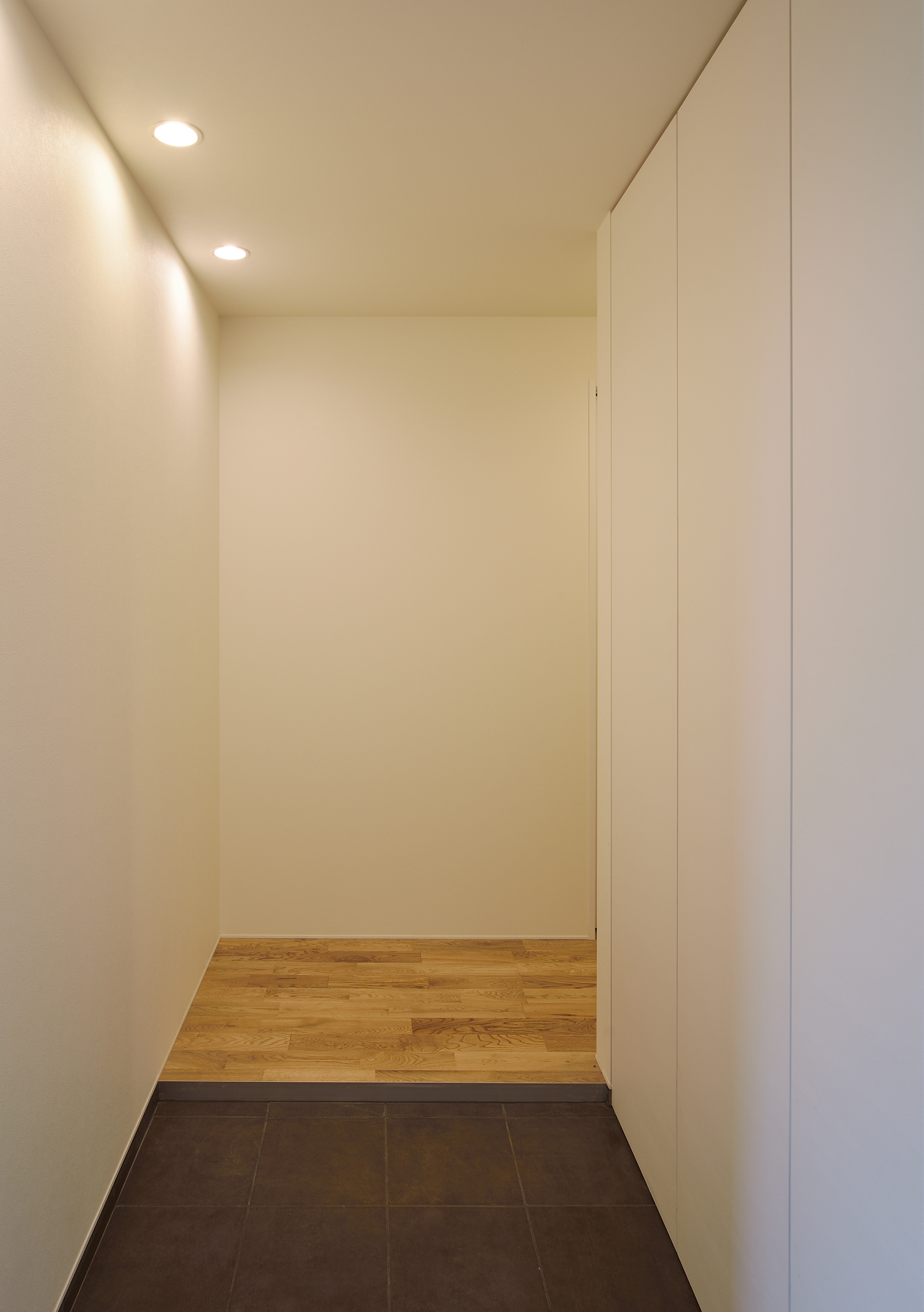 上がり框を低めに設定して、圧迫感をなくした玄関周り