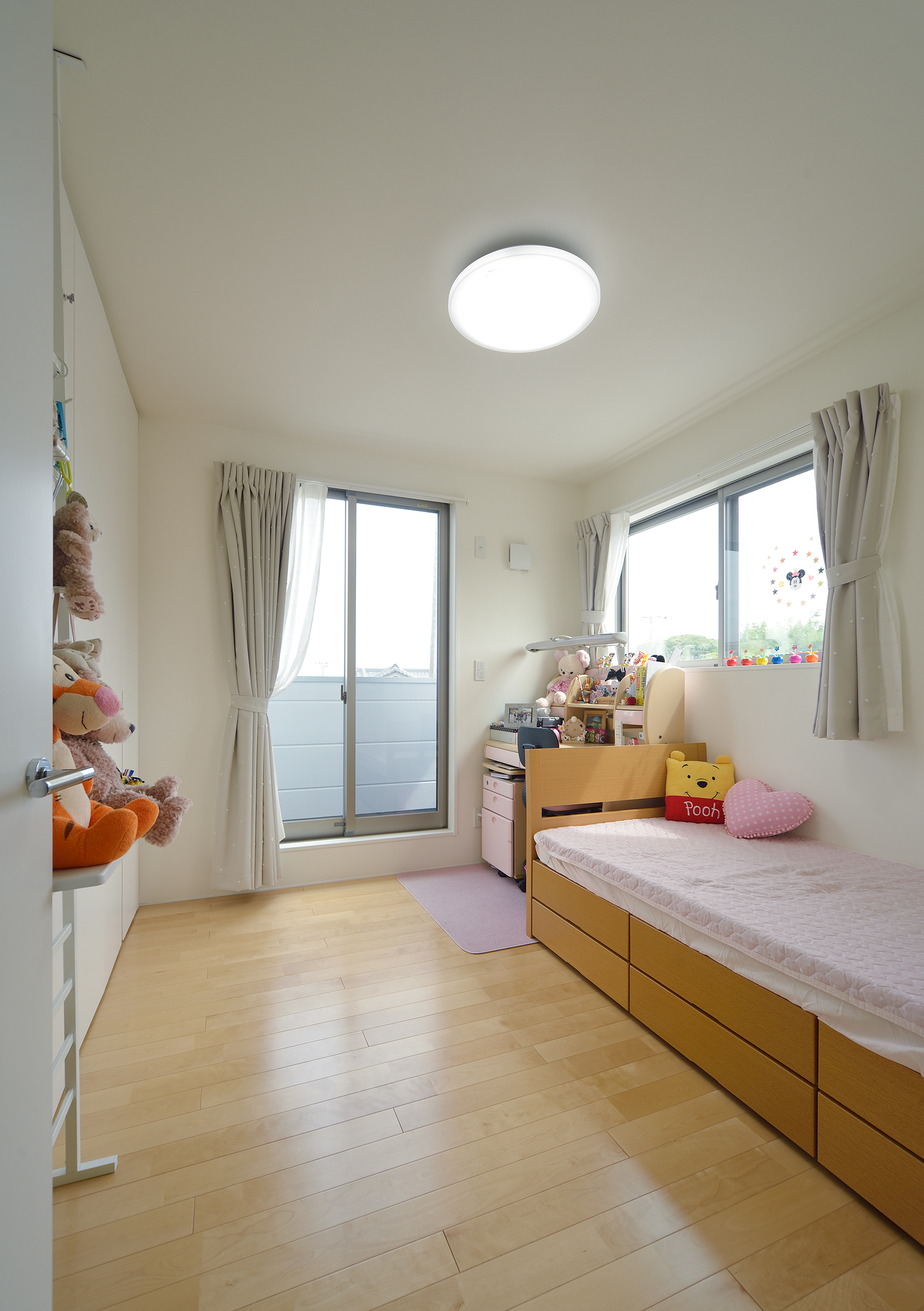 明るく風通しのよい角部屋の子供部屋