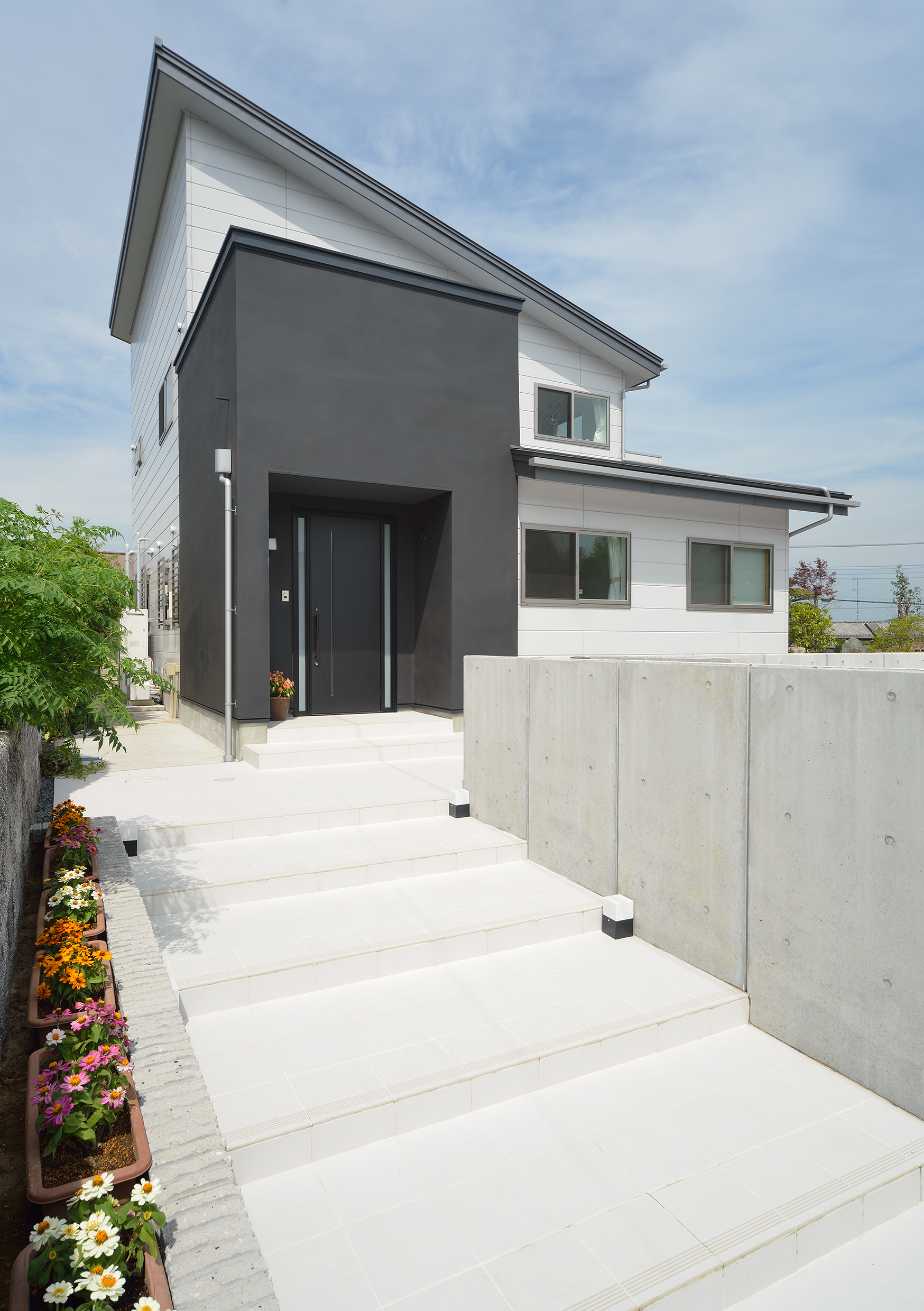 勾配を緩やかにして玄関までのアプローチを楽しむデザイン