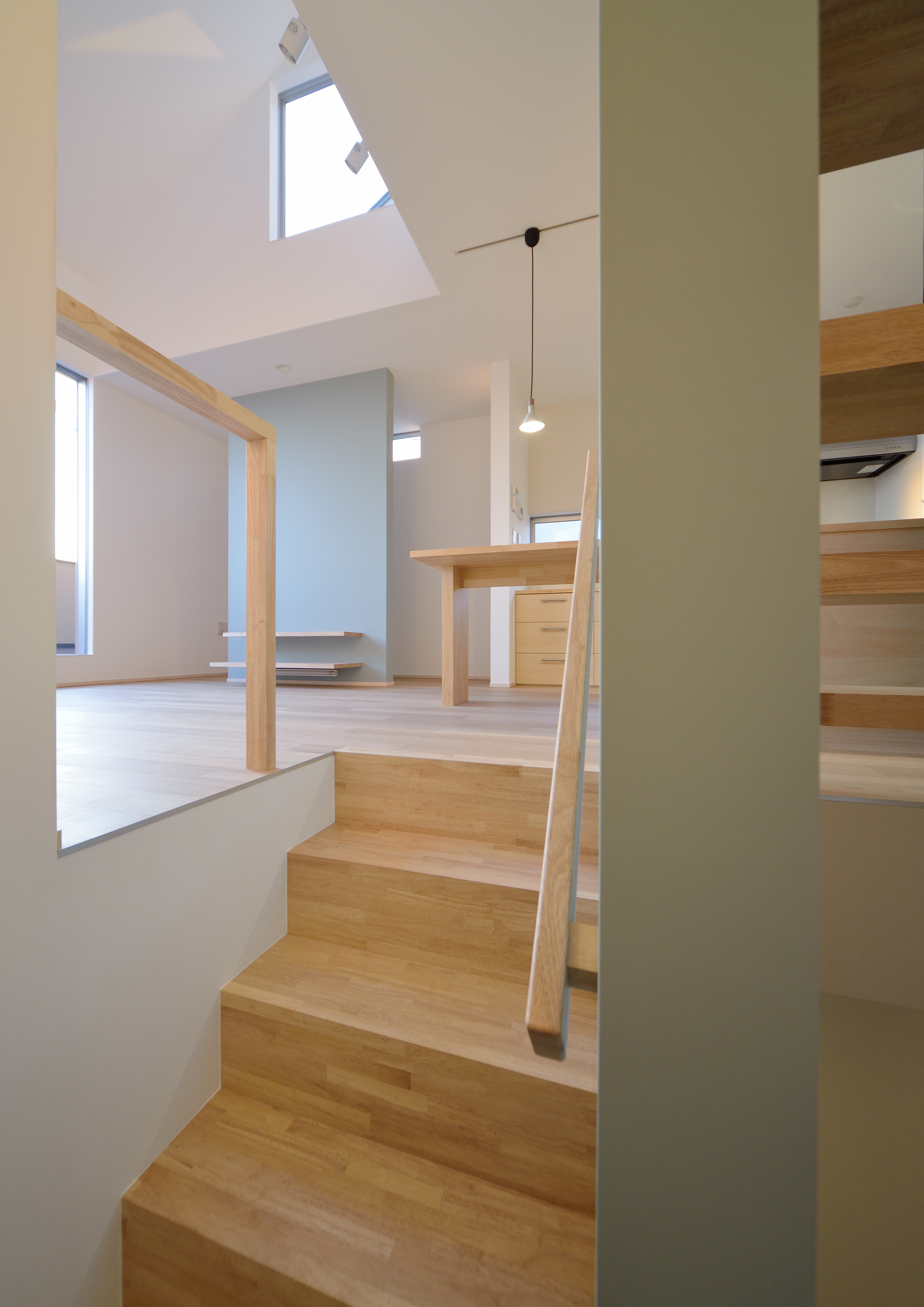 手すりと階段素材を合わせることで、家具化する階段