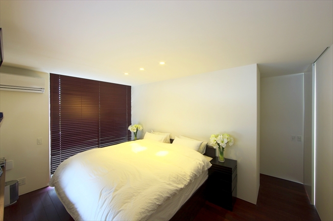 ダウンライトが照らす枕元