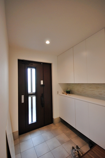 光を取り込むシックな玄関ドア