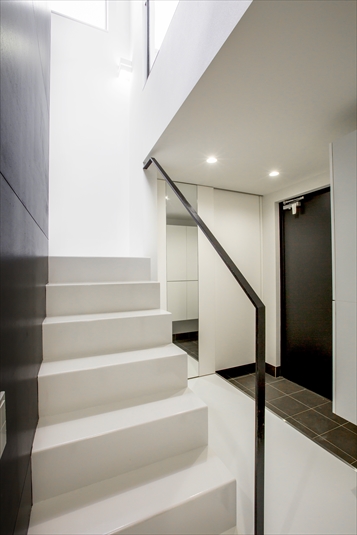 白と黒のコントラストが始まる玄関