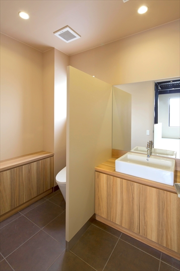 温かみのある木目が印象的なトイレ