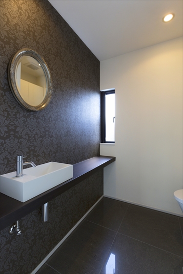 洗面スペースのある広々としたトイレ