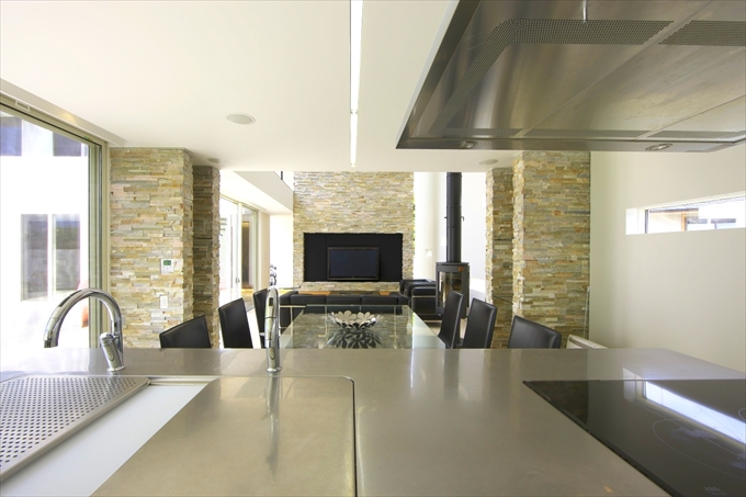 モザイク絵のような柱と壁面が印象的なリビング