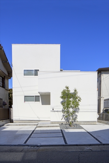 青空に映える白い外観