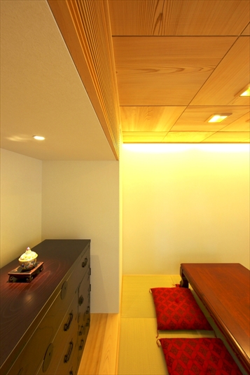 レトロな箪笥が目を引く和室