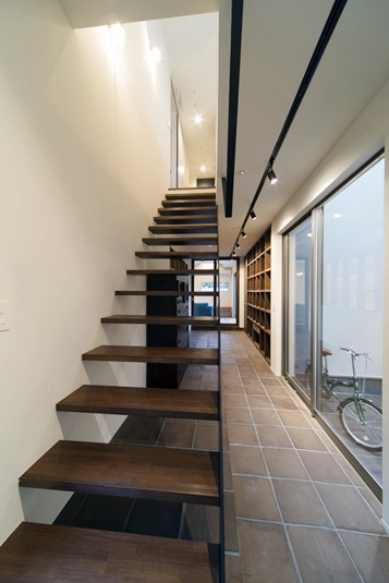 視線の抜けをいかした階段