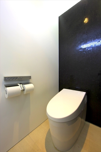 黒い細かなタイルがモダンなトイレ