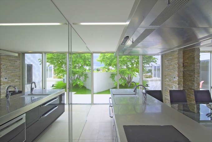 ミラー効果で広々と明るいキッチン