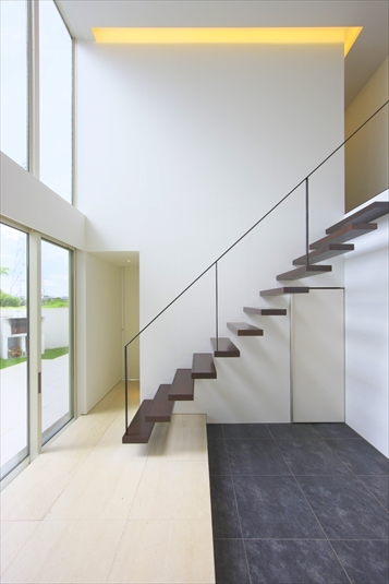 浮いたように見えるモダンな階段
