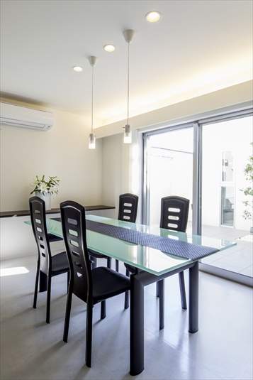 採光で明るいダイニング