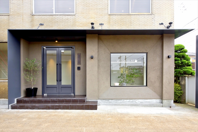 新旧デザインが融合した社屋入り口