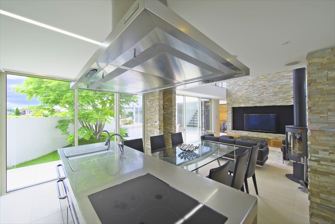 中庭・リビングを見渡せるキッチン