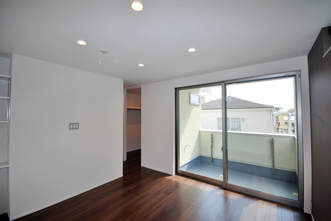 寝室からベランダを望む