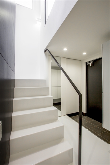 採光で明るく映える白い階段 Fevecasa フェブカーサ