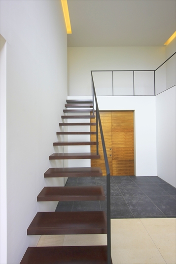 華奢な手すりが続く階段