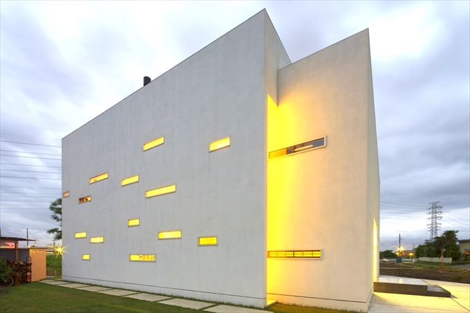 ランダムな窓から光が漏れる外観