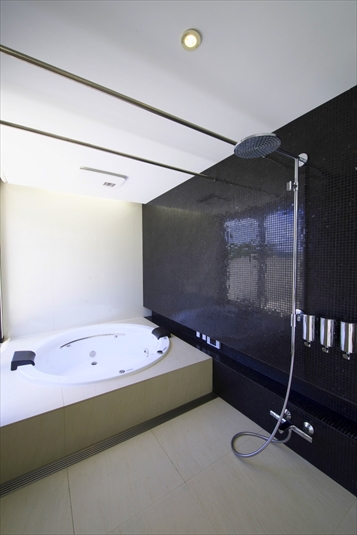 シンプルにまとめた浴室