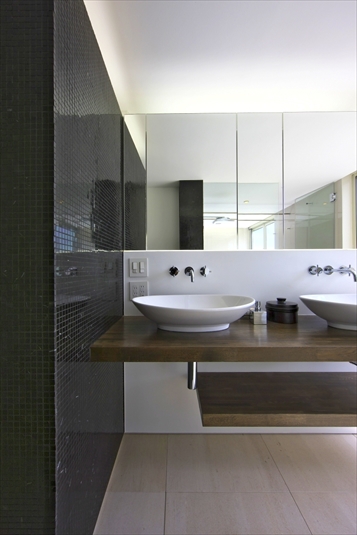 浴室・トイレと統一された黒いタイル