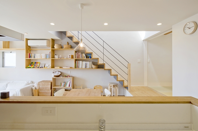 キッチンから眺める階段