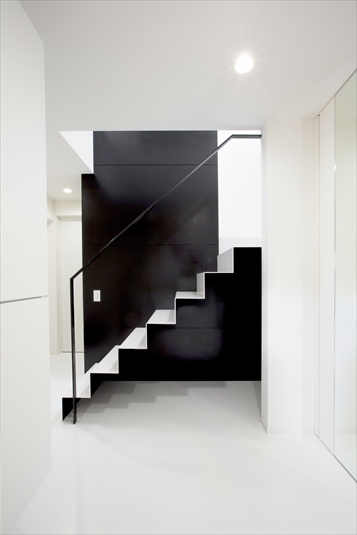 玄関から見るモダンな階段