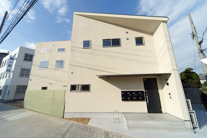 角度が美しいシェアハウス外観