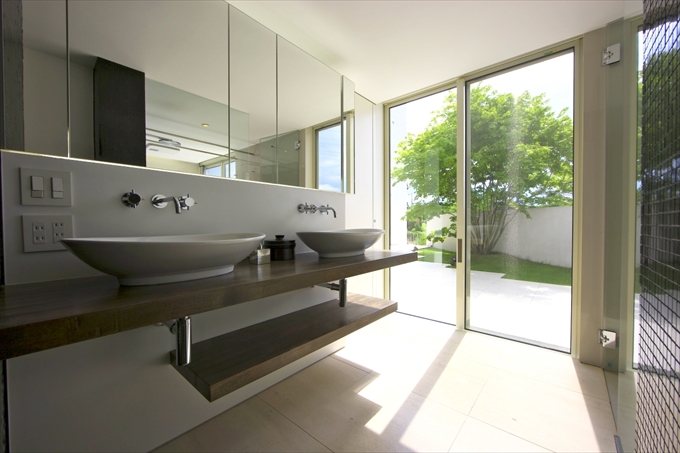 開放的で明るい洗面スペース