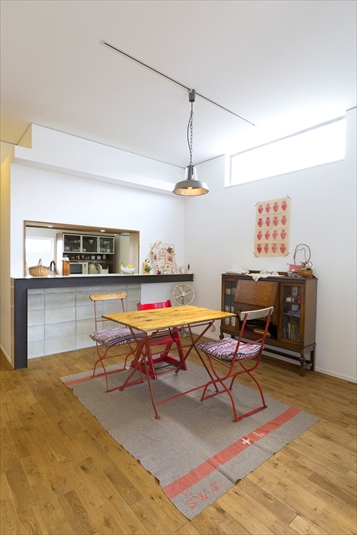 コンクリートブロックが積まれたカウンター下