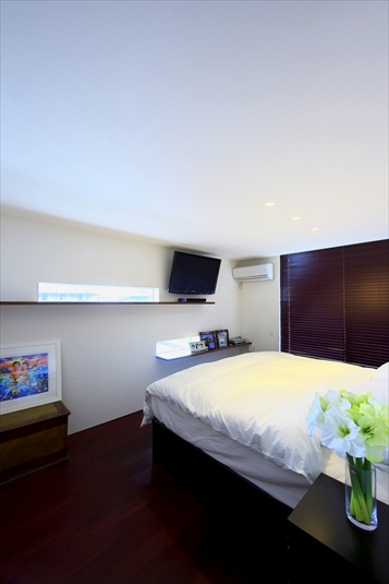 段差のある窓を活かした壁面