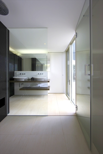 ミラーとガラスによる奥行きある空間