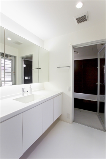 収納力のある白い洗面台