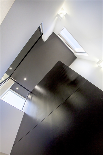 存在感のある黒い内壁