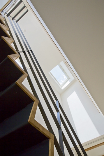 トップライトからの光で明るい階段